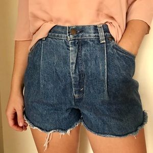 Levi Strauss-cutoff denim shorts💙